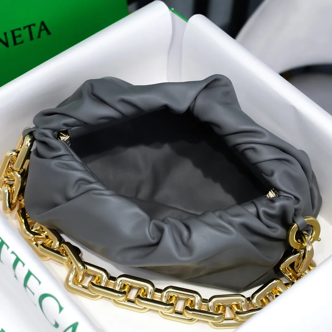 2020 new products will continue to upgrade the cloud bag to the вoттega veneтa chain cloud bag. It is still developed with imported original leather as standard. This hardware chain needs to be light on the upper body and can only be made of all-steel material. It is made of hollowed metal. You don’t have to worry about its weight. Major celebrity fashion bloggers have used it to attend fashion shows. Who can resist the charm of this large gold chain [smile] Style number: 6708# Size: 30*16*12